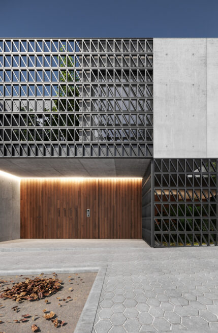 HU1950, Vila Nova de Gaia: render of the entrance, a warm-toned door beneath a perforated screen and a plain grey wall