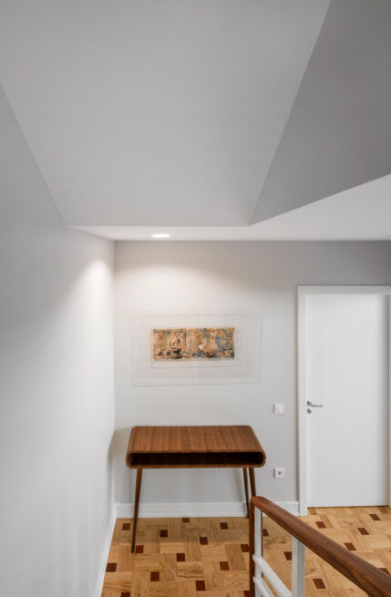 Combatentes House, Porto: landing with a small wooden desk beneath a framed picture