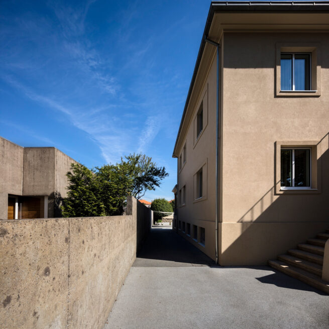 Combatentes House, Porto: side passage between the house and a concrete wall leading to the backyard