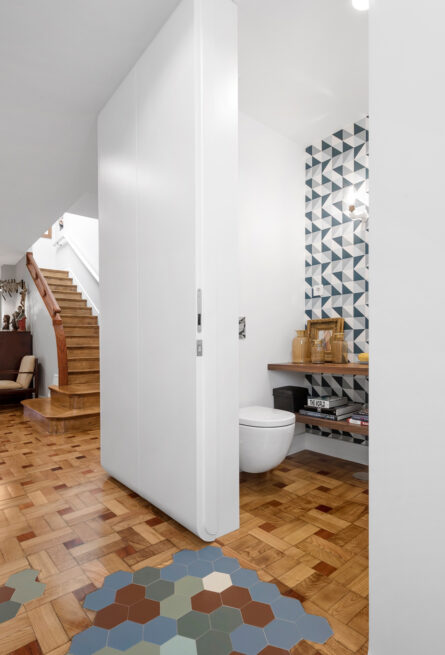 Combatentes House, Porto: small washroom in a white volume off the hallway, staircase in the background