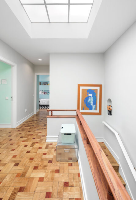 Combatentes House, Porto: distribution space of the bedroom floor around the stairwell, lit from above