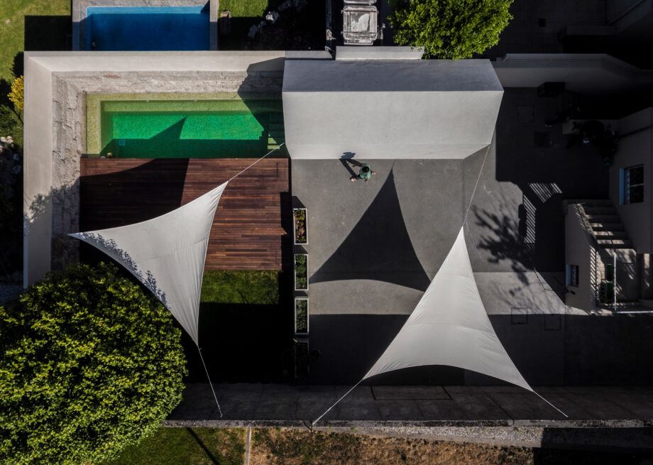 Combatentes House, Porto: aerial view of the backyard with the pool open beside the deck and shade sails