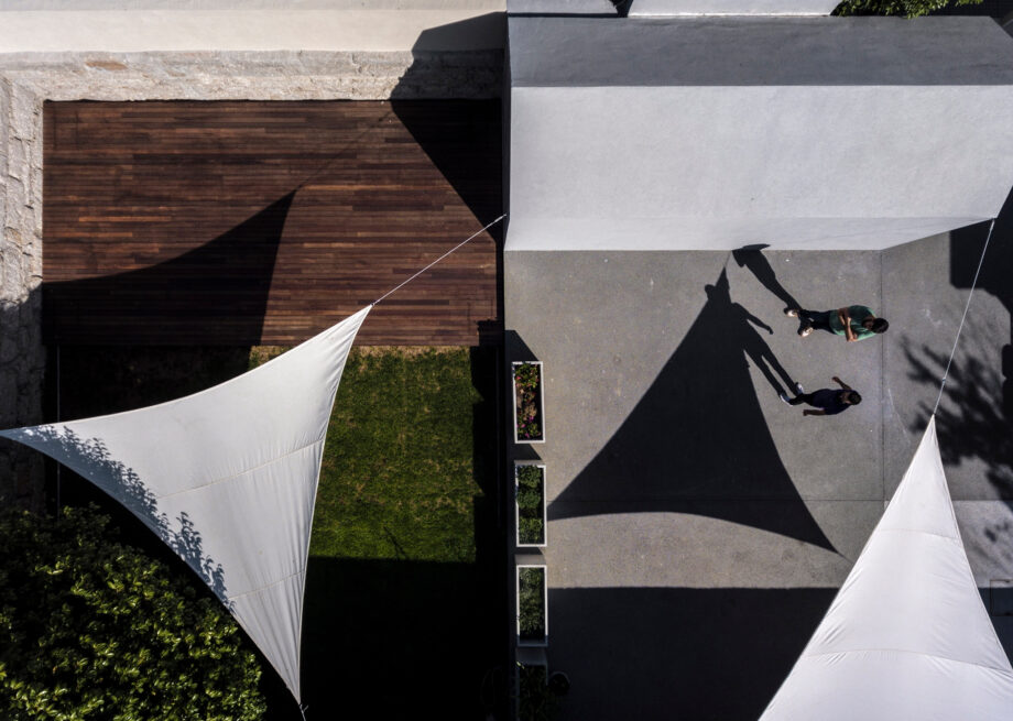 Combatentes House, Porto: aerial view of the backyard with the sliding deck closed over the pool